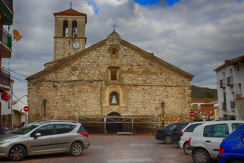 Iglesia Parroquial de la Asunción, construida en el siglo XVI. Está compuesta por una planta y tres naves divididas con arcos de medio punto sobre pilastras jónicas. Entre los vestigios que destacan están una pila bautismal visigoda y un sepulcro del siglo XVII. Carabaña Comunidad de Madrid España
