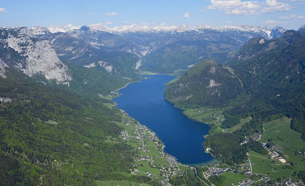 Aerial image of Lake Grundlsee (view from the west)