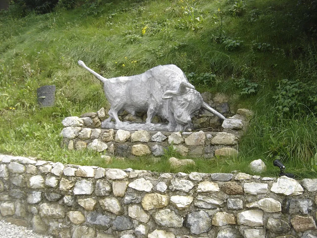 Stierstatue vor dem Schwazer Silberbergwerk
