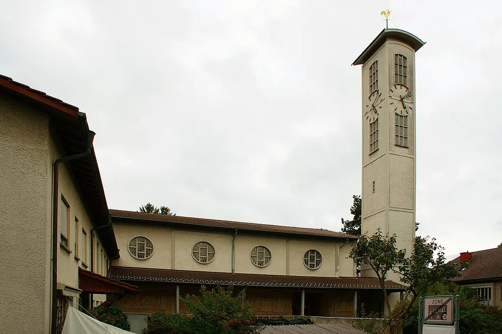 Petruskirche (Bern) mit Kirchgemeindehaus links