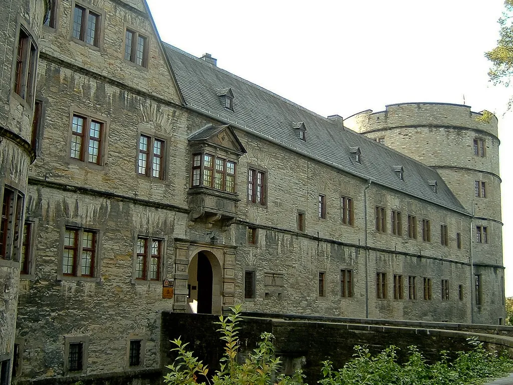 Ostflügel der Wewelsburg bei Büren, links ist noch ein Teil des Südostturmes zu sehen, rechts auf der Nordecke der Burg befindliche Hauptturm