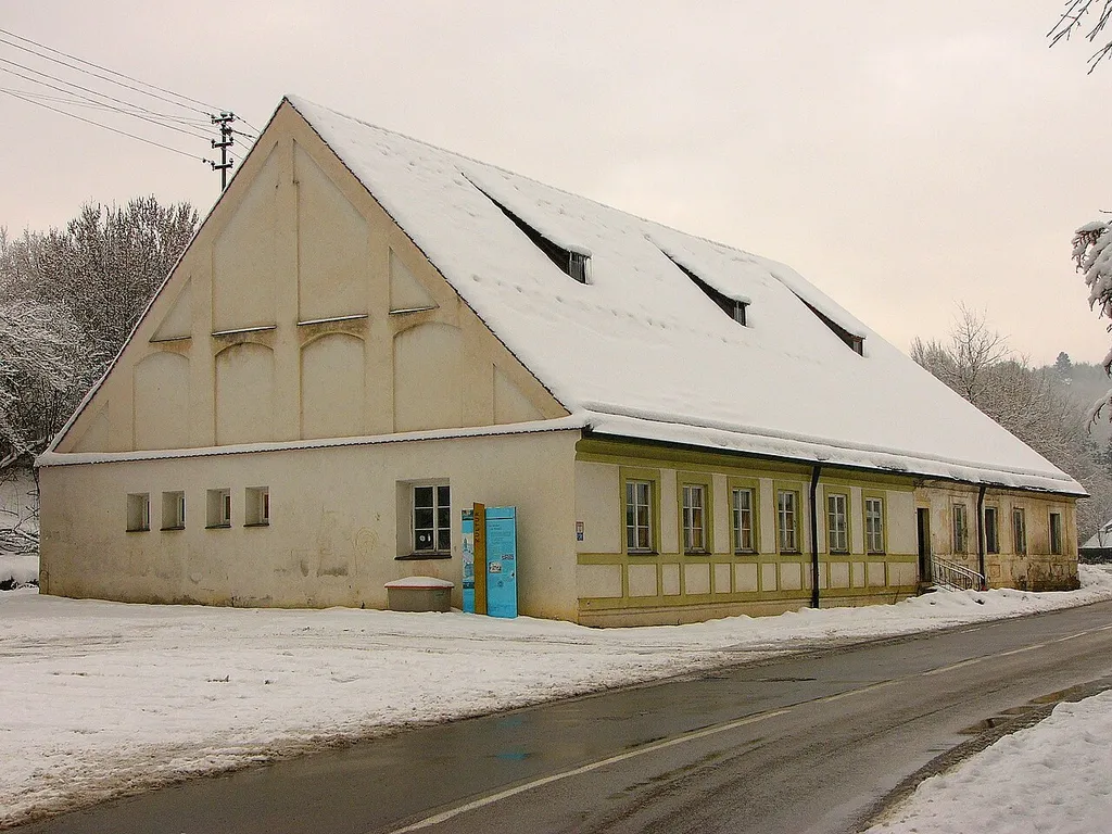 Schule; Nebengebäude, zum Kloster gehörig, ehemalige Volksschule. Breitgelagerter erdgeschossiger Satteldachbau, im Süden verkürzt, im Norden abgewalmtes Dach, 18. Jahrhundert.