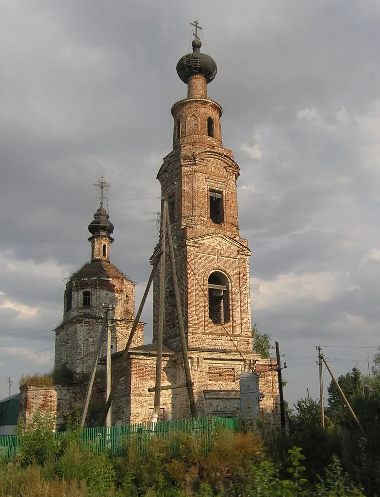 Церковь Троицы Живоначальной в Полянке, Лаишевский район Татарстана. Кирпичная церковь, сооружена в 1722 на средства помещика Я. Я. Кудрявцева, образец казанского барокко. Основной объем четырехлепесткового в плане храма - высокий четверик, увенчанный восьмериком, с которому с четырех сторон примыкают полукруглые объемы алтаря и притворов. В 1776 сооружена трапезная с Владимирским приделом, в 1850 на средства Ф. Л. Билетова построена многоярусная колокольня. Была приписана к церкви в Шуране. Закрыта не позже 1930-х, к 1990-м заброшена, в тяжелом состоянии. В 2009 передана как подворье Кизичевскому монастырю Казани, начат ремонт.