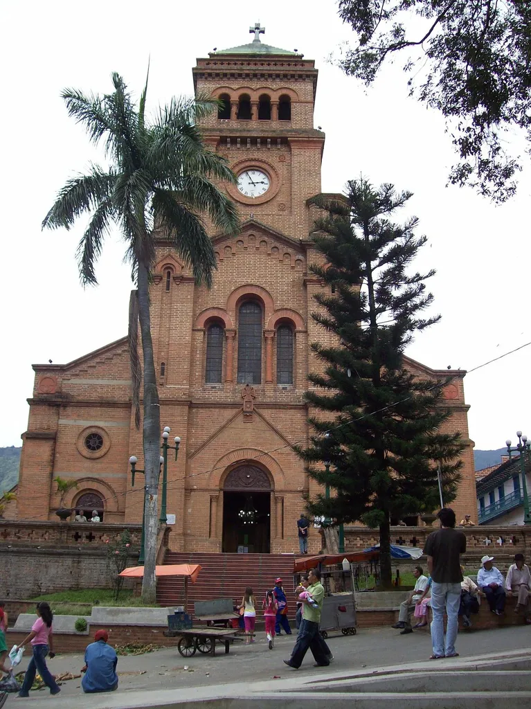 Frontis de la Catedral de Nuestra Señora del Rosario de Girardota en Girardota.