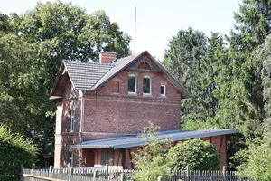 station building at Großheirath station