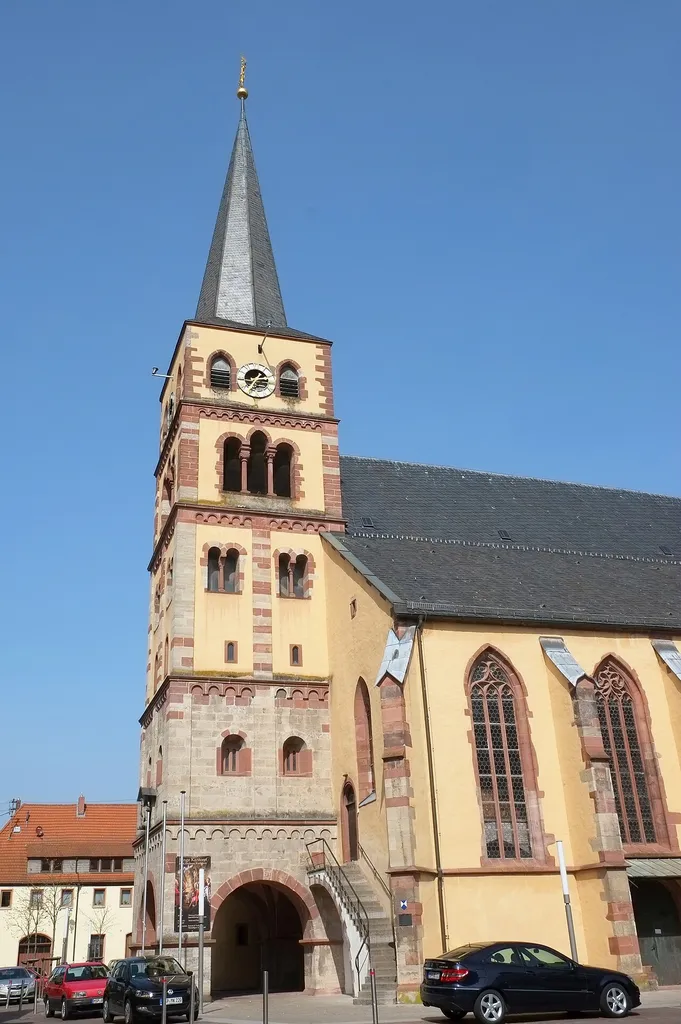 katholische Pfarrkirche St. Andreas in Karlstadt im Main-Spessart-Kreis (Bayern, Deutschland)