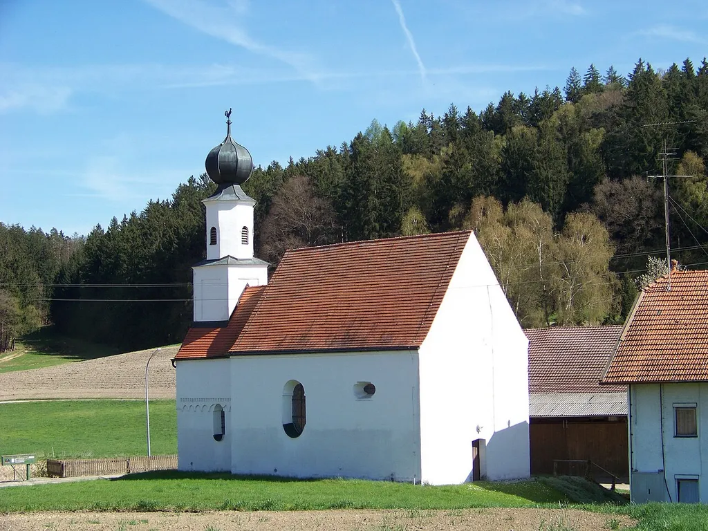 Essenbach, Unterröhrenbach. Kleiner spätromanischer Bau wohl des 13. Jahrhundert, barocke Veränderungen um 1630, um 1700 und 1794; mit Ausstattung.