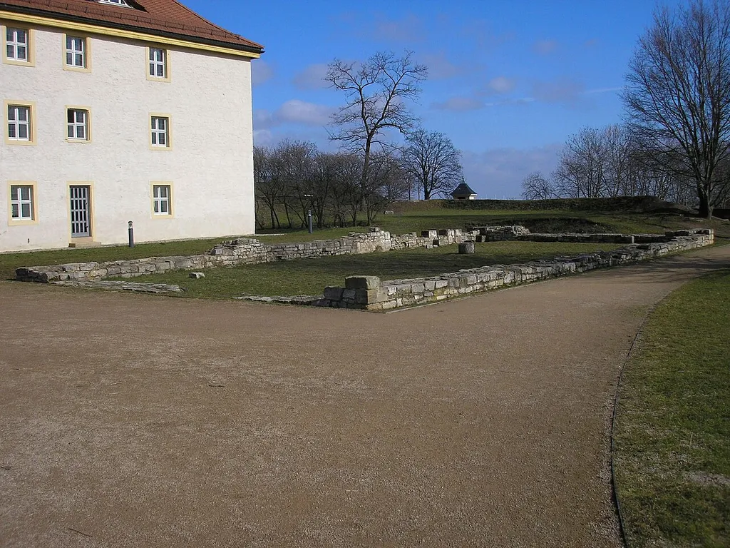 Das freigelegte Fundament der Leonhardskirche auf dem Petersberg in Erfurt (Thüringen).