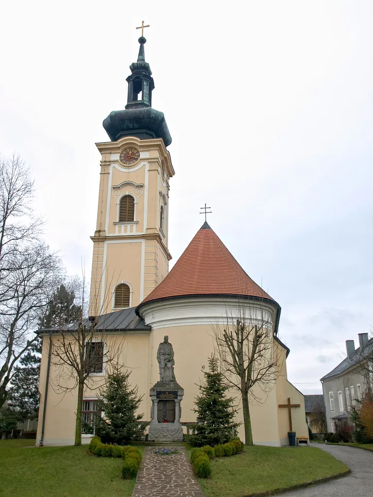 Kath. Pfarrkirche hl. Johannes der Täufer und ehem. Friedhof