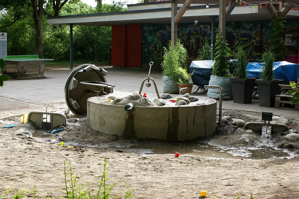 Spielbrunnen Spielplatz Steinhölzli mit Gebäude Schwarzenburgstrasse 59 im Hintergrund.