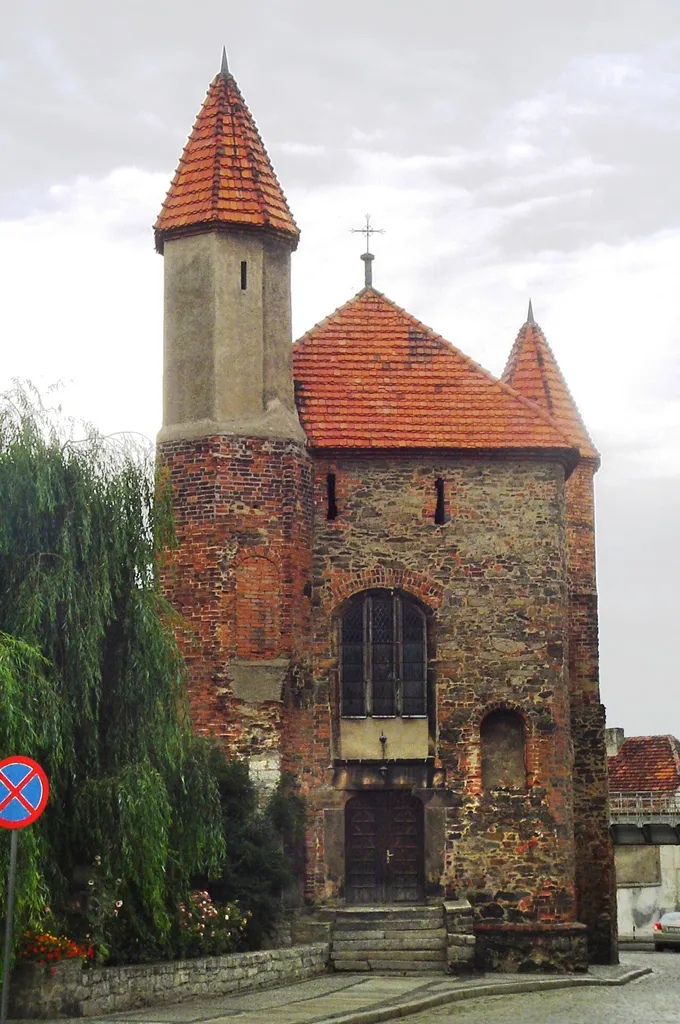 Strzegom, ul. Dąbrowskiego - dawna kaplica obronna, obecnie kościół pomocniczy p.w. św. Antoniego (zabytek nr A/1679/199 .05.1950)