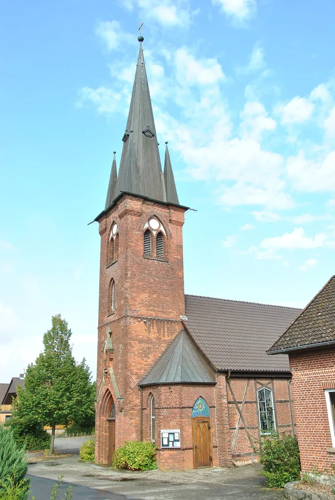 Der Kirchenturm mit dem Kirchenschiff. Rechts sieht man ein Teil des Pfarrerhauses.