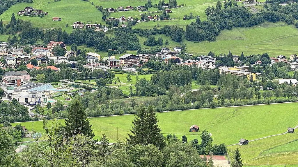 Blick von Westen auf den Alpen-Kurpark in Bad Hofgastein, Österreich.