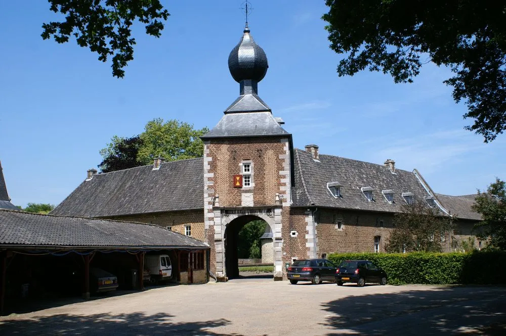 De voorburcht van kasteel Cortenbach te Voerendaal.