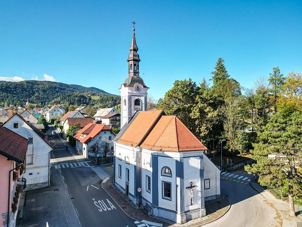 Podružnična cerkev sv. Križa iz 17. stol. v trgu Lovrenca na Pohorju. V cerkvi je oltar sv. Florjana s prvo slikovno upodobitvijo kraja iz leta 1776.