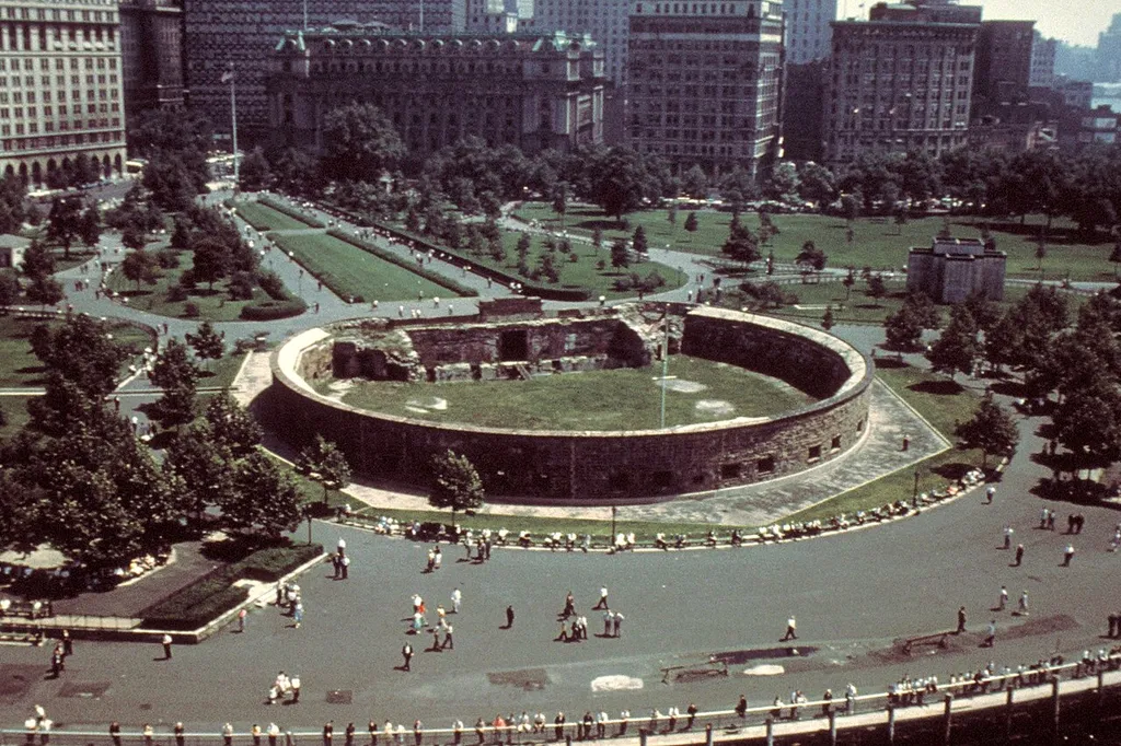 Aerial view of Castle Clinton National Monument, New York (regarding date of image: can't be from 2004; 2 Broadway finished 1959; Broad Street Hospital demolished 1967 (not quite sure, if it is there, but looks like that))