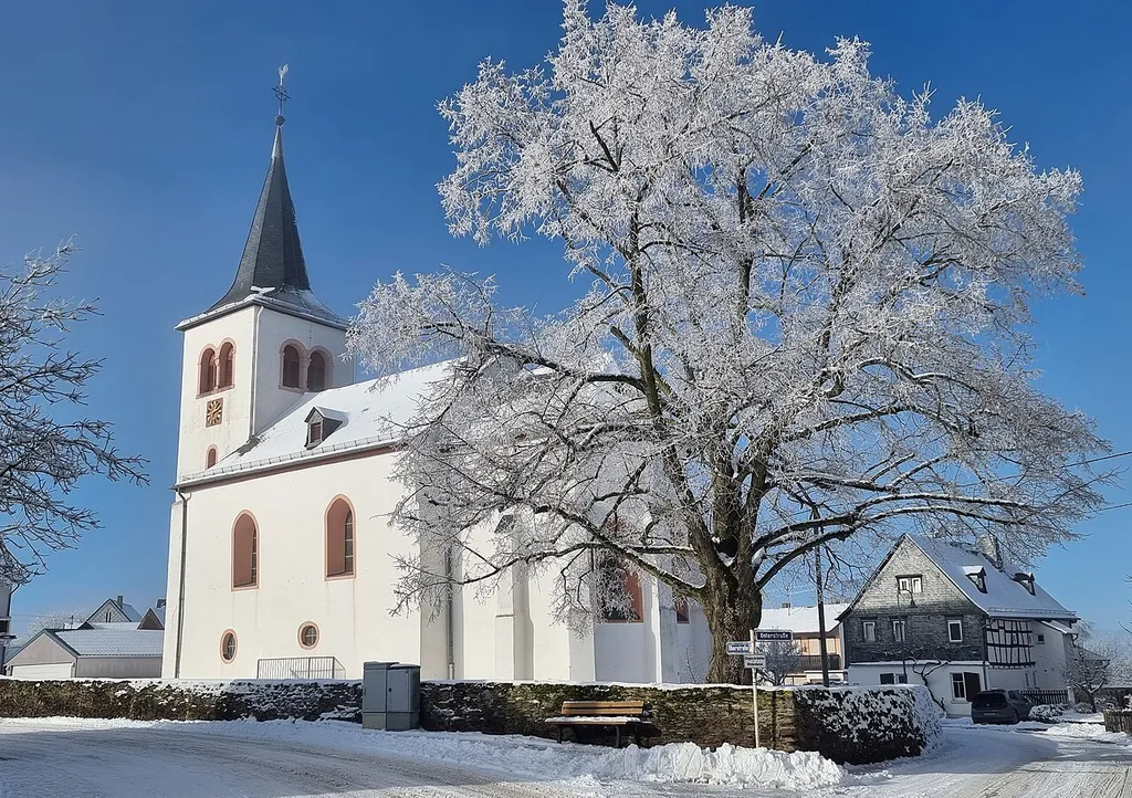 Evangelische Kirche Dörscheid, Rhein-Lahn-Kreis. Baubeginn um 1400 (Chor), Turm und Schiff später.