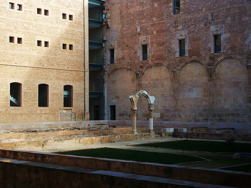 Restes del claustre del monestir de Sant Bernat de Rascanya dins del monestir de sant Miquel dels Reis, construit sobre aquest. L'arquet gòtic es recuperà en les excavacions arqueològiques fetes al monestir durant la seua rehabilitació. València.