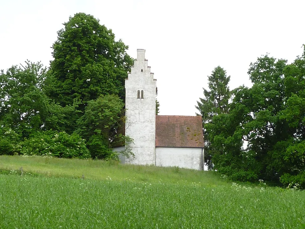 Katholische Filialkirche St. Rupertus in Sankt Ruperti 1, Gemeinde Wiesenfelden. Die spätgotische Kirche stammt aus dem Ende des 15. Jahrhunderts. Kreuzwegstationen führen zur Kirche. Die Kirche ist leider nicht öffentlich zugänglich.