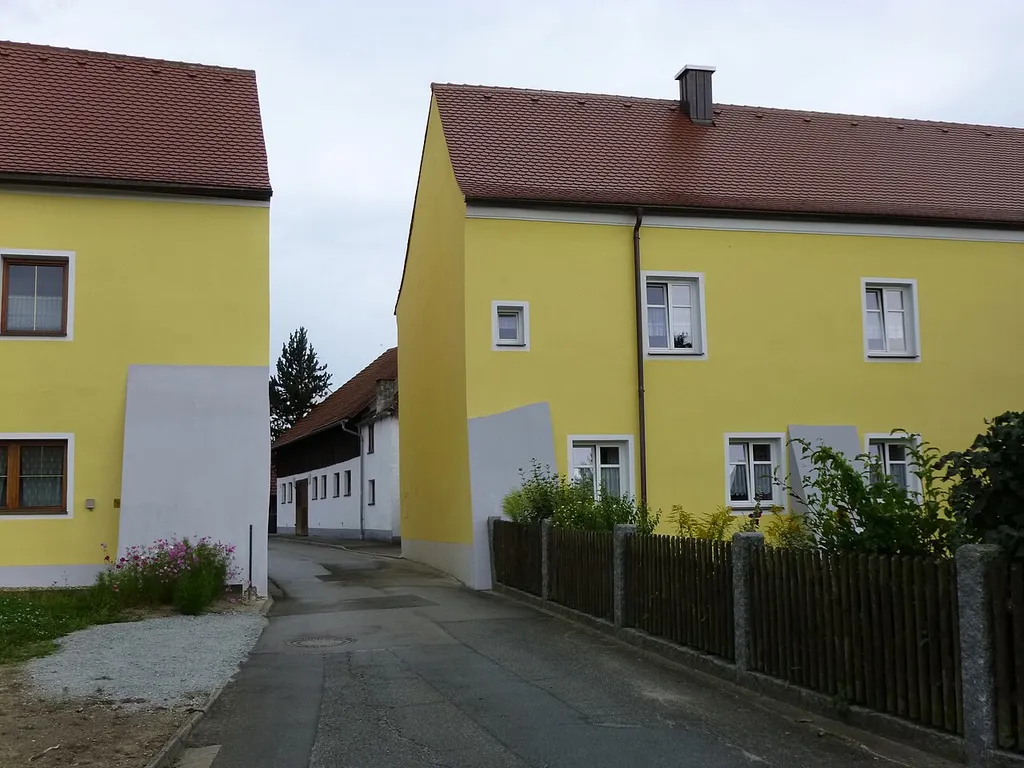Westlicher Torbau des ehemaligen Klosters Oberalteich bei Bogen, Veit-Höser-Str. 5 und 8. Liste der Baudenkmäler der Stadt Bogen