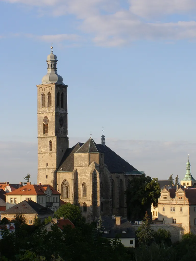 Kutná Hora, část Kutná Hora-Vnitřní Město, pohled z ulice Barborská na kostel sv. Jakuba