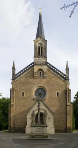 Katholische Heilig-Kreuz-Kirche (Görlitz) mit Triumphkreuzgruppe vor der Kirche, der umgebende Kirchgarten mit altem Baumbestand und Garteneinfriedung Struvestraße 19
