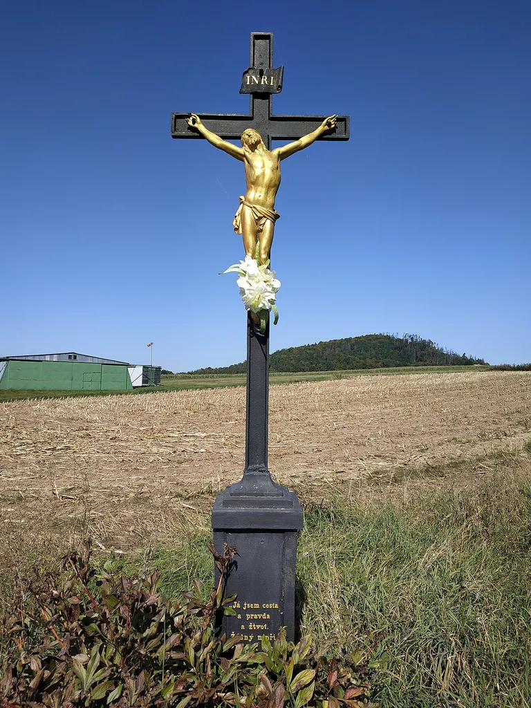 Kříž v Bořitově vedle letiště.