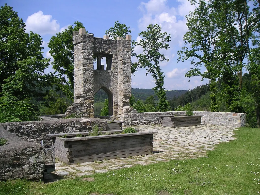 Mauerreste mit Fenster
