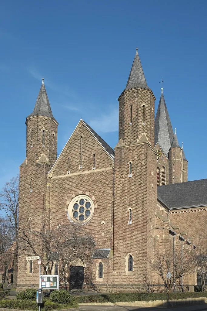Katholische Pfarrkirche Groß St. Arnold in Arnoldsweiler im Kreis Düren in Nordrhein-Westfalen (Deutschland), Westfassade