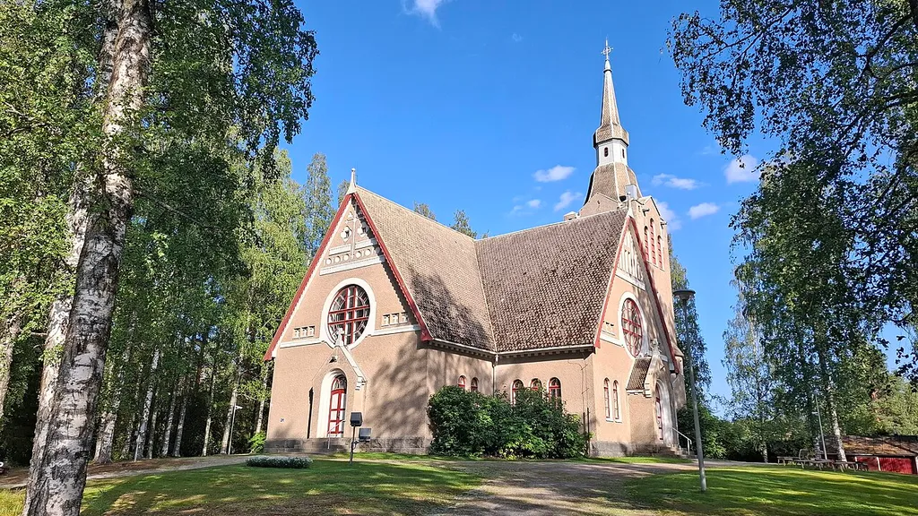Vehmersalmen kirkko elokuussa 2025