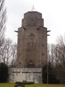 Wasserturm und Gedenkstätte auf dem Wartberg