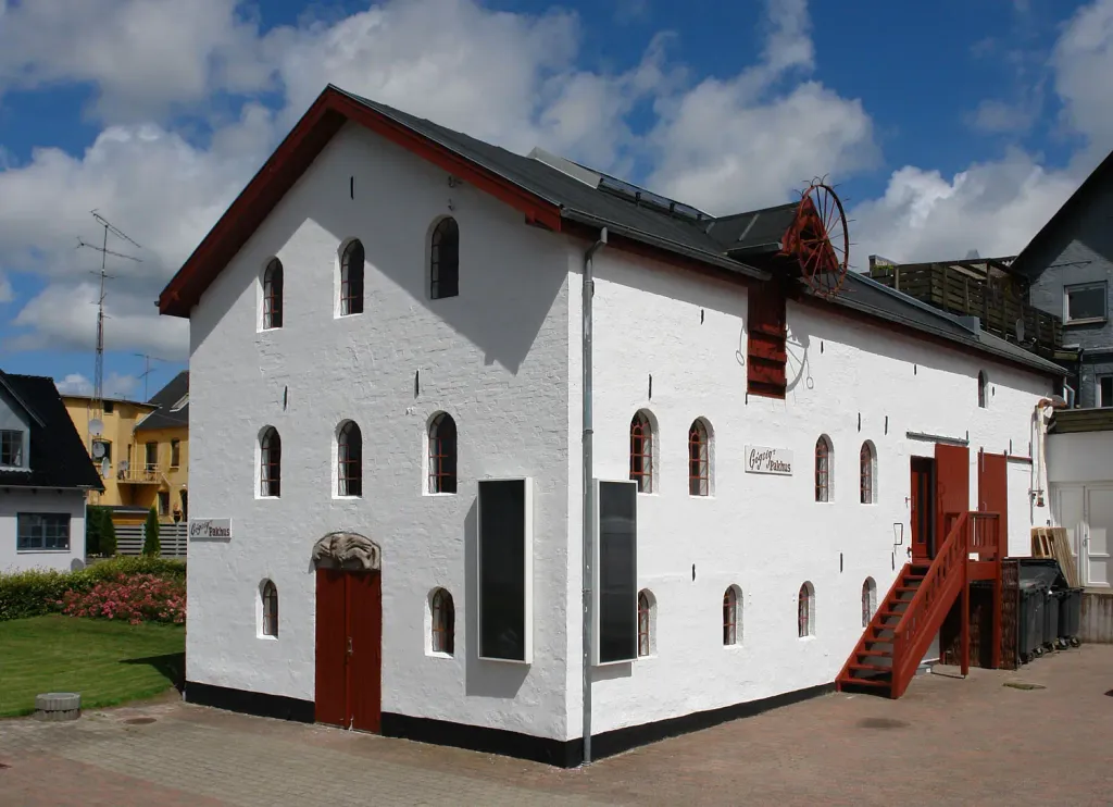 Sindal: das Kulturhaus „Gøgsigs Pakhus“ gehörte zu dem alten Kaufladen, der um 1900 gebaut wurde und wird jetzt für Ausstellungen genutzt