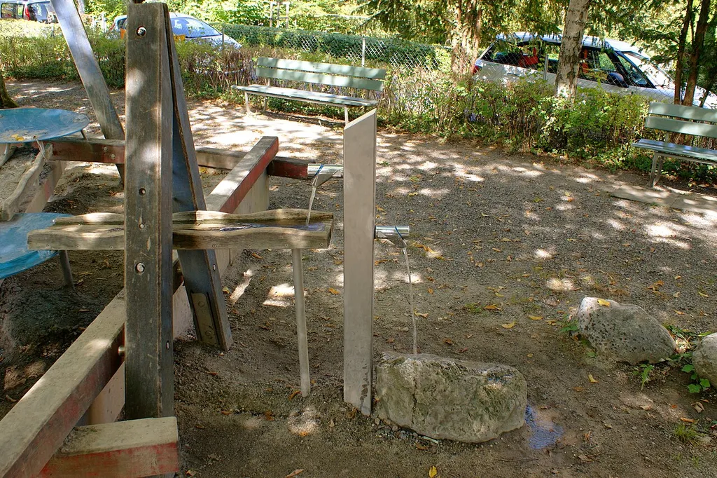 Spielbrunnen Spielplatz Schlossmatte mit zwei Wasserspendern.
