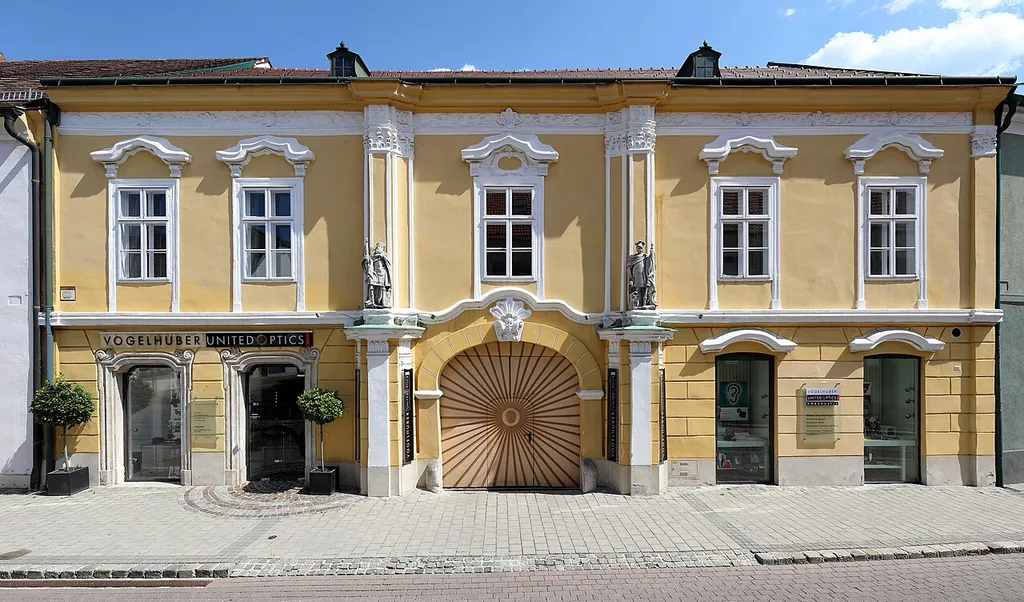 Ehemaliges Paulinerkloster an der Adresse Triesterstraße 9 in der niederösterreichischen Stadtgemeinde Neunkirchen.Ein spätbarockes Gebäude mit einem älteren Baukern, das sich bis 1783 im Besitz des Wiener Neustädter Paulinerklosters befand. Das rundbogige Portal wird von barocken Steinstatuen flankiert, die den heiligen Leopold und den heiligen Florian darstellen.