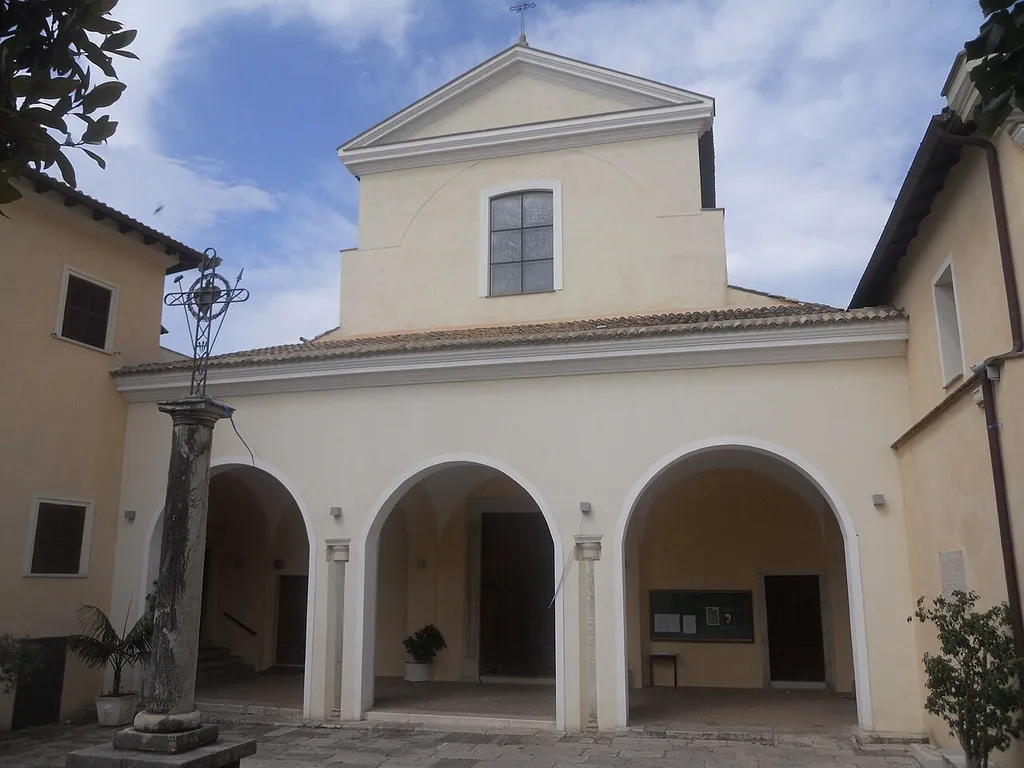 La facciata a salienti con portico della chiesa di Sant'Erasmo in Formia.
