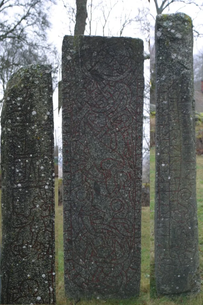 Upplands runinskrifter 1161, Altunastenen, övriga sidor (se sv::Bild:Altuna U1161 20050205.jpg). Foto Olof Ekström 2005. This is a picture of an archaeological site or a monument in Sweden, number Altuna 42:1 in the RAÄ Fornsök database.