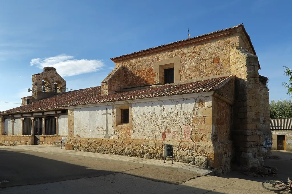 Moreruela de los Infanzones, Iglesia de San Pedro, fachada sur y este