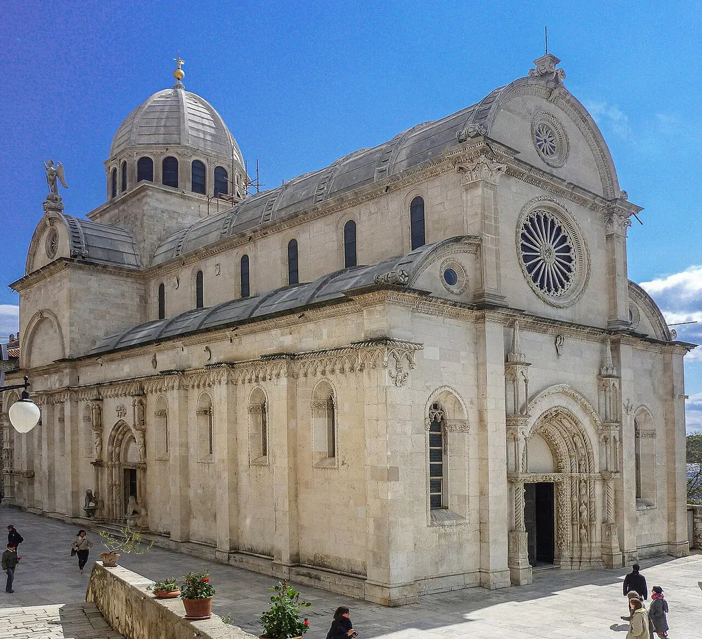 Kathedrale des hl. Jakob in Šibenik (1431–1536). Baumeister: Giorgio da Sebenico (kroat.: Juraj Dalmatinac) und Niccolò di Giovanni Fiorentino (kroat.: Nikola Firentinac)