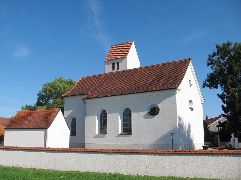 Preisendorf; kath. Filialkirche St. Stephan, Saalbau mit eingezogenem Chorabschluss und breitem Satteldachturm, 2. Hälfte 15. Jh., barockisiert; mit Ausstattung