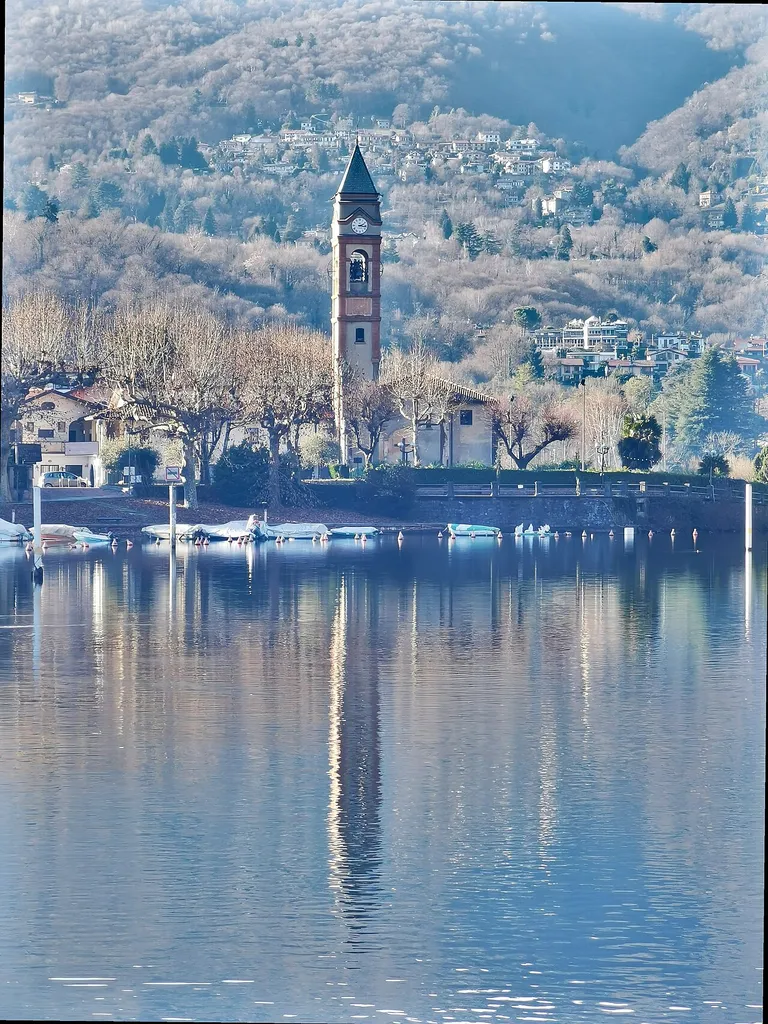 Il campanile della Chiesa dei Santi Pietro e Paolo a Lavena, visto dalla via Torrazza sul Monte Caslano