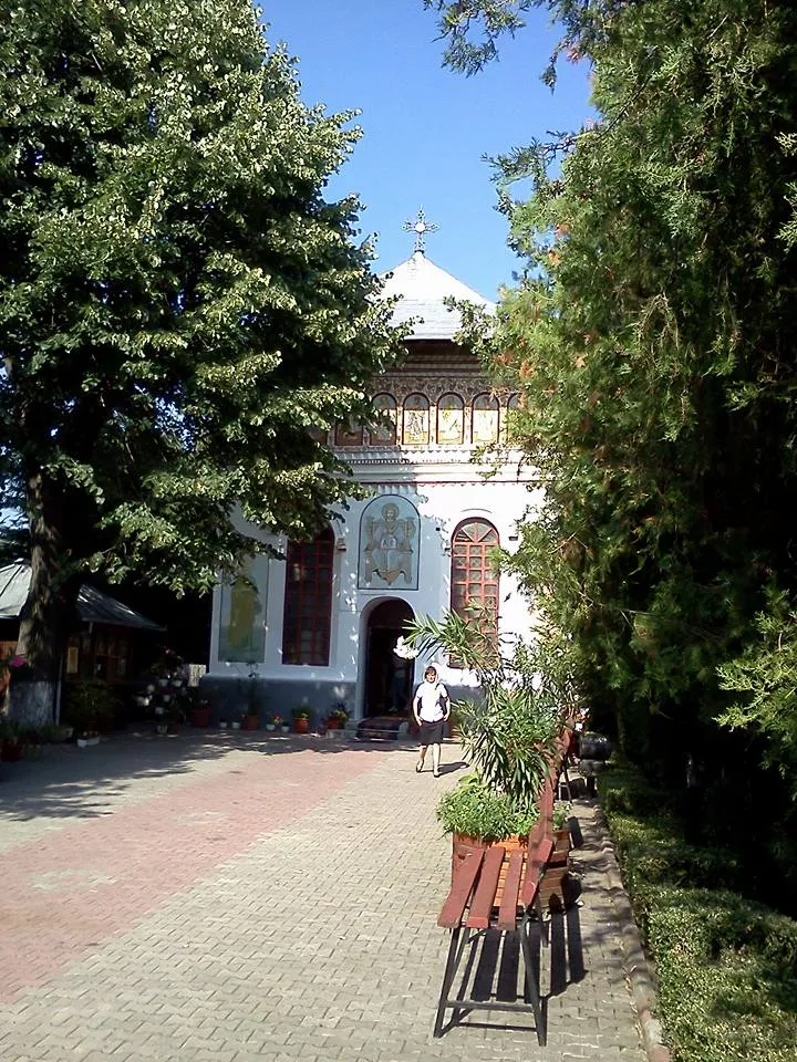 Biserica „Sf. Apostoli Petru și Pavel”- Domnească