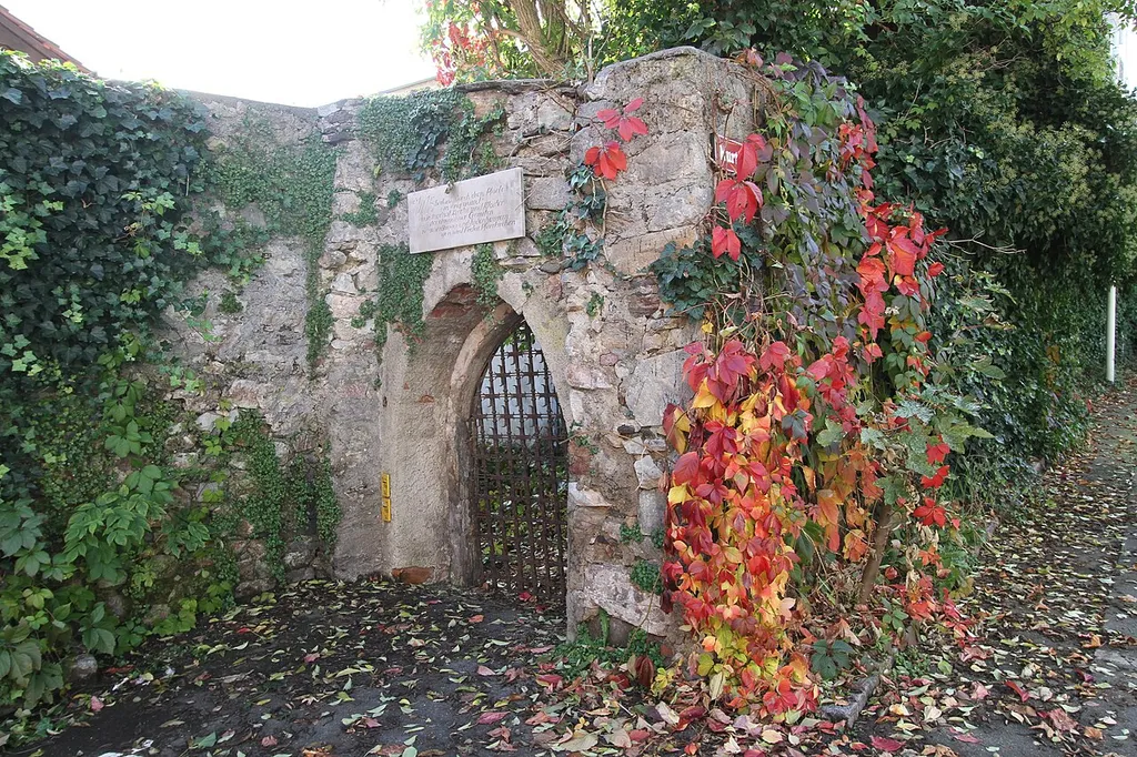 Pforte und Mauern des ehem. Augustinerklosters