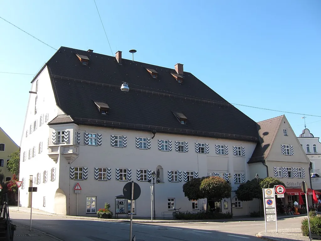 Marienplatz 1; Rathaus, ehem. Klostertaverne, freistehender stattlicher dreigeschossiger Bau mit Eckerker, im Kern Mitte 15. Jh., Ausbau 1529, u. a. mit Netzgewölben und geschnitzten Balkendecken, als Rathaus eingerichtet 1873, hohes Krüppelwalmdach nach Brand 1925 erneuert.