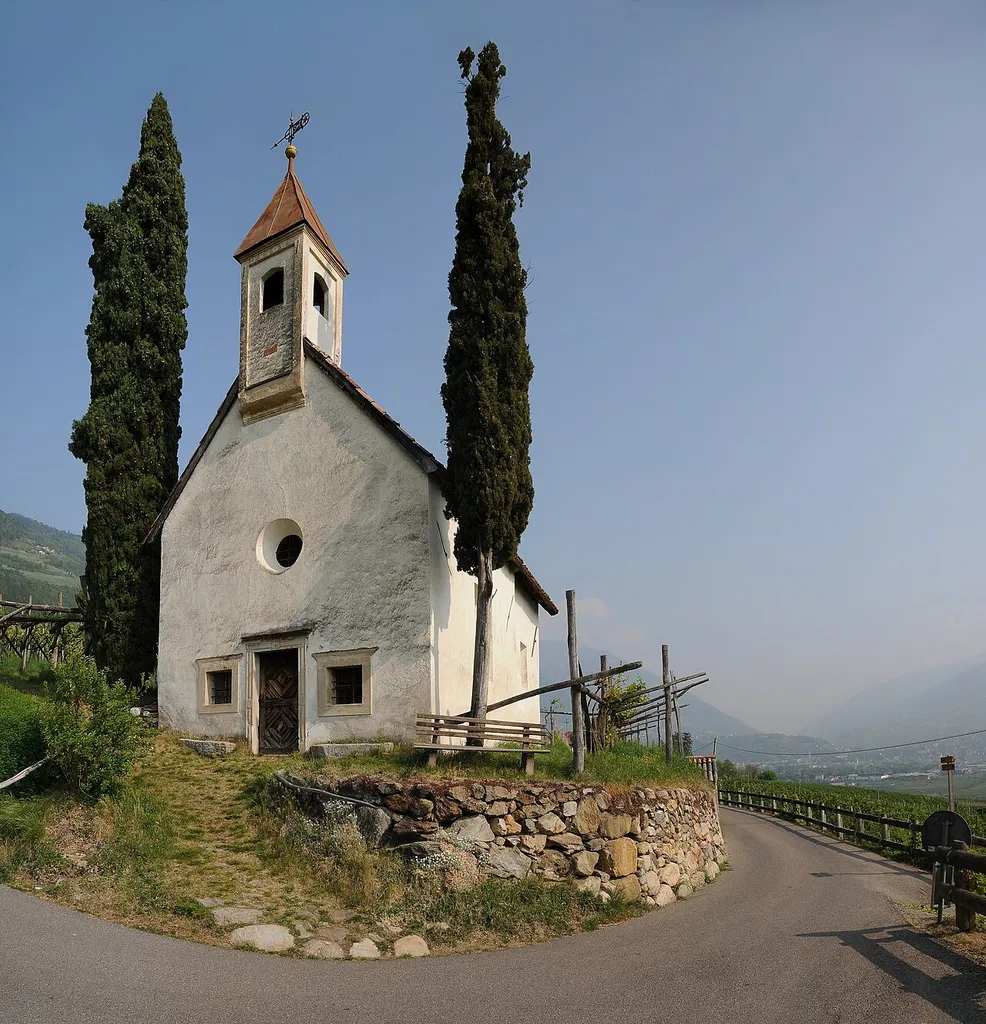 Kapelle Sankt Anna in Tscherms. Im Hintergrund sieht man den Ort Marling und einen Teil von Meran.