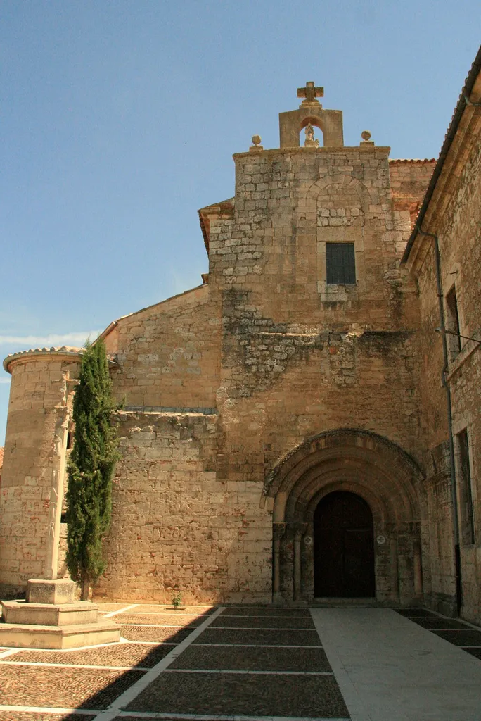 Fachada románica del monasterio de San Isidro de Dueñas