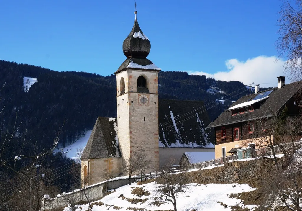 Kath. Pfarrkirche hl. Erasmus und Messnerhaus 9, Innernöring, Gemeinde Krems in Kärnten, Österreich, Europäische Union