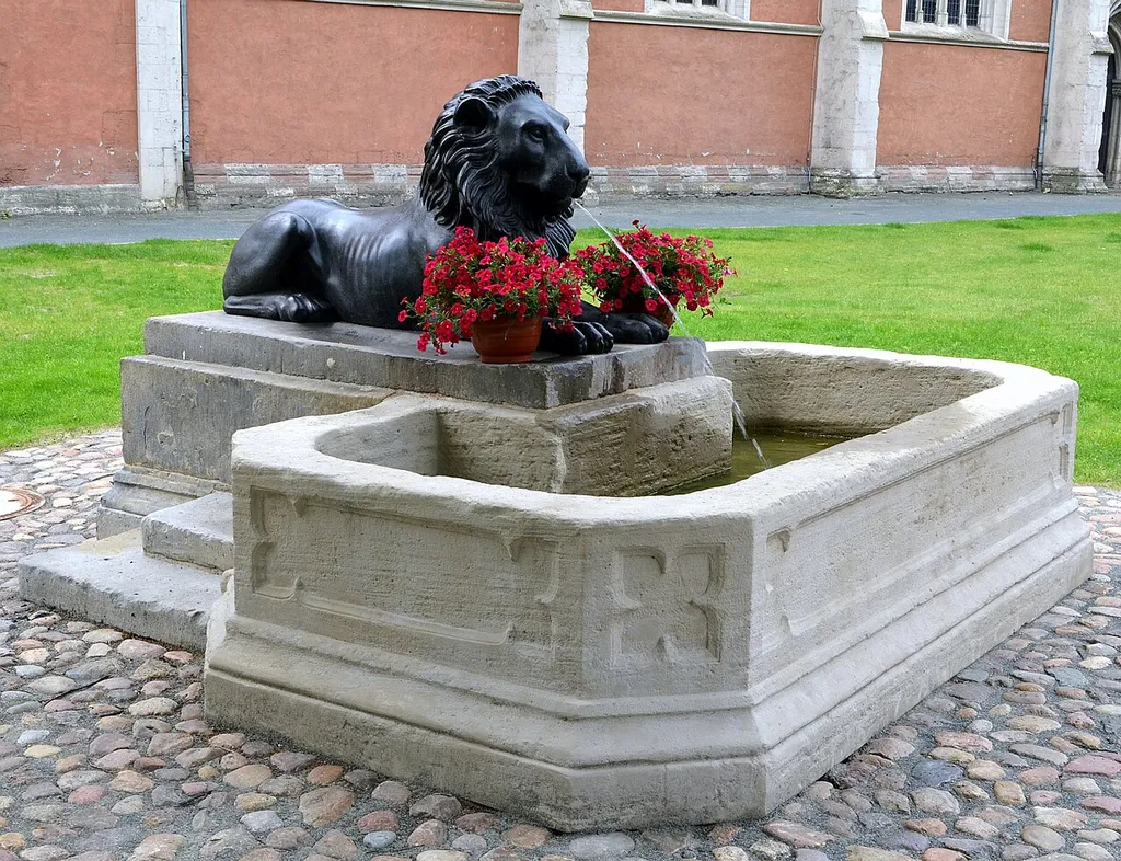 Braunschweig, Löwenbrunnen: Ansicht schräg von vorn (im Hintergrund die Katharinenkirche).