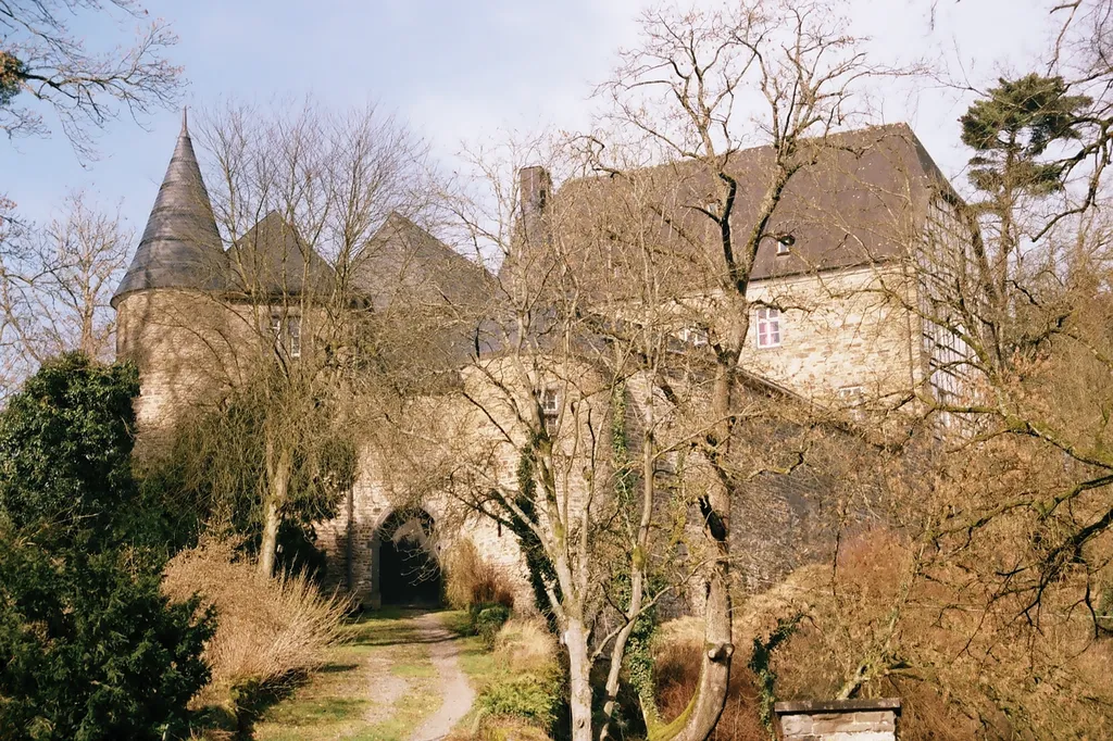 Auffahrt zur Burg Herrnstein in Ruppichteroth