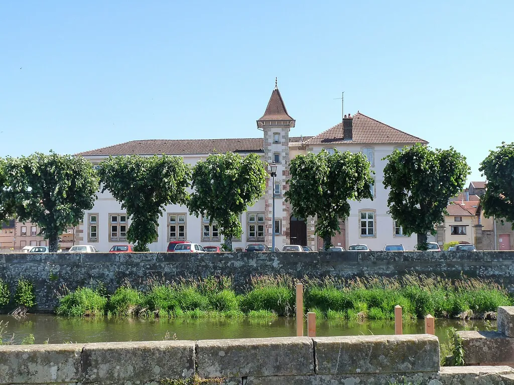 Rambervillers (Vosges), 10, rue Masson : Ecole du Centre, ancien couvent de Bénédictines (1629). Façade sud, y compris la tour, et toiture correspondante inscrits aux Monuments historiques en 1995. Aujourd'hui médiathèque.