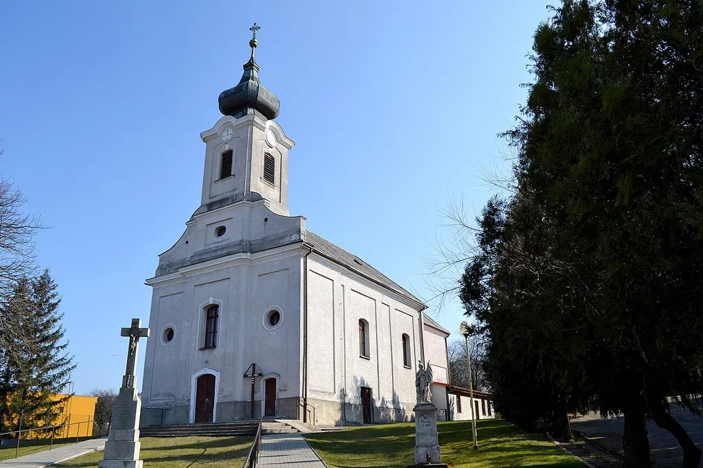 Cerová, klasicistický farský Kostol svätého Anjela strážcu z roku 1802